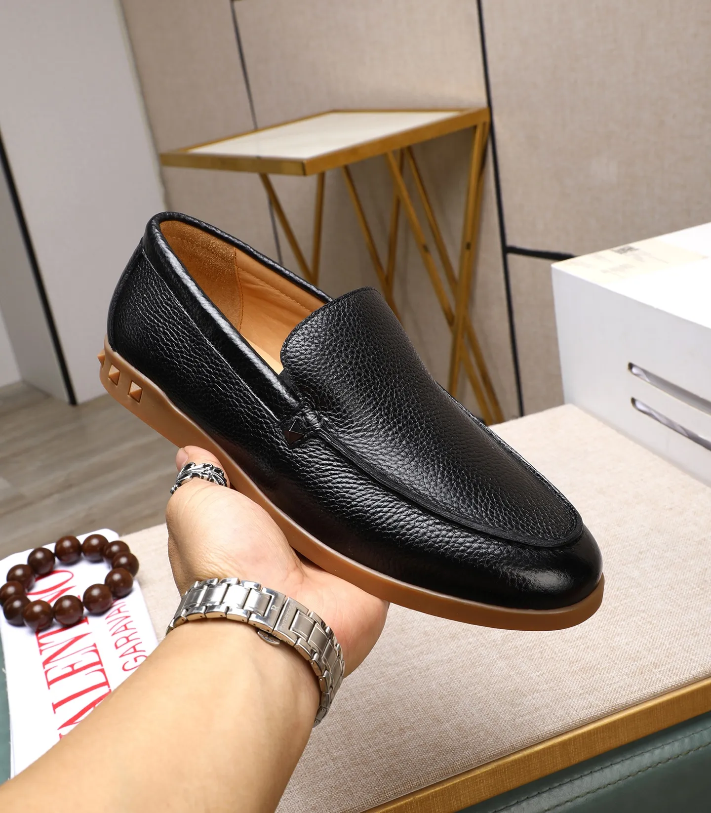 Men's shoes 💰520 [Valentino-Valentino] High-quality boutique men's shoes. The same style as the celebrities, original and authentic.✅ Made of imported cowhide + original apricot cowhide lining. The French luxury model is priced at 14,080 Swiss francs. It is also a Paris Fashion Week catwalk model. A brand can be deeply rooted in your heart, and a pair of shoes can make you linger. What you wear is not only noble, but also an aura. 👻Standard 38-45